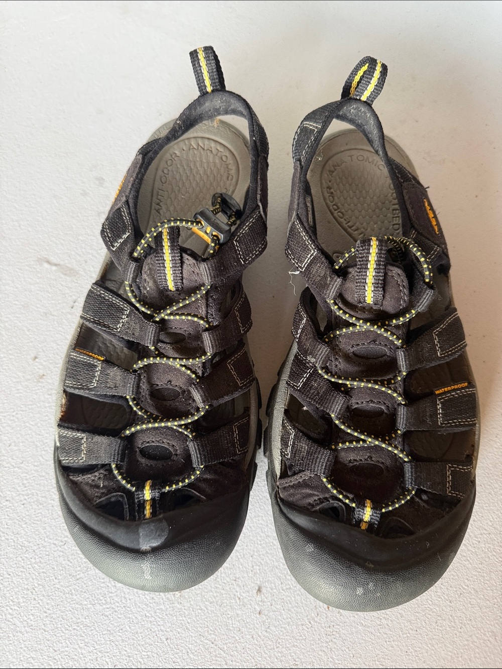 Women’s keen Closed-Toe Sport Sandals - Black with Yellow Accents